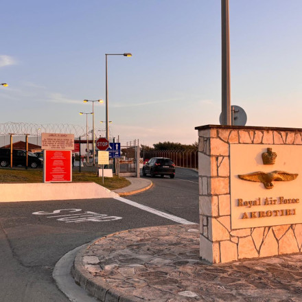 Ήχησαν ξανά οι σειρήνες στο Ακρωτήρι της Κύπρου: «Μείνετε στα σπίτια σας»