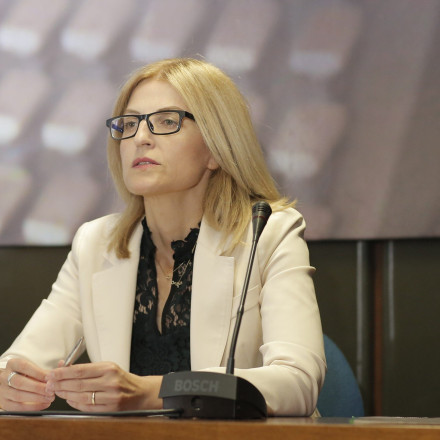 Επίθεση της Δώρας Αυγέρη κατά Τσακαλώτου και Φίλη – Ύποπτη η στάση τους, λέει η νέα εκπρόσωπος του ΣΥΡΙΖΑ [vid]