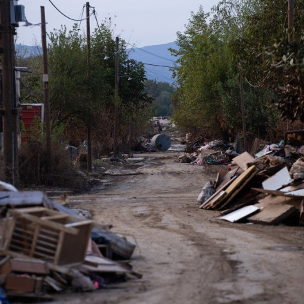 Παρατείνεται έως 31/12 η αναστολή συμβάσεων εργασίας εργαζομένων σε πυρόπληκτες και πλημμυροπαθείς επιχειρήσεις γουνοποιίας