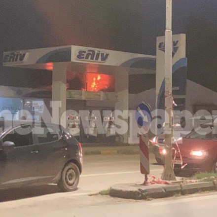 Μεγάλη φωτιά σε αποθήκη στον Βόλο δίπλα σε βενζινάδικο [vid]