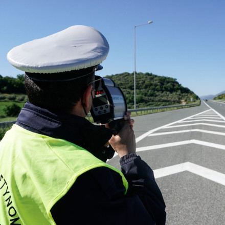 Τρέχουν και πίνουν οι Κρητικοί οδηγοί – 50 κλήσεις τη μέρα για υπερβολική ταχύτητα