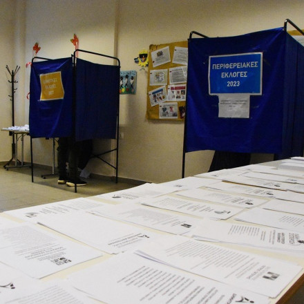 Ο δήμαρχος Τριφυλίας πανηγύρισε με μπλουζάκι ΝΔ, καπελάκι ΣΥΡΙΖΑ και παπούτσια ΠΑΣΟΚ [Vid]