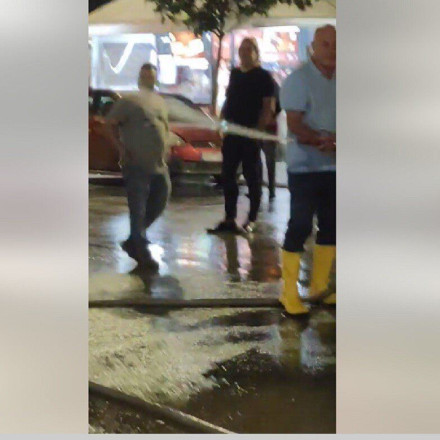 Αχιλλέας Μπέος: Πήρε τη μάνικα, έβρεξε πολίτη έξω από εκλογικό κέντρο αντιπάλου του