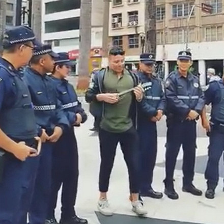 Βραζιλιάνα αστυνομικός παίζει μπαγλαμά στο κέντρο του Σάο Πάολο