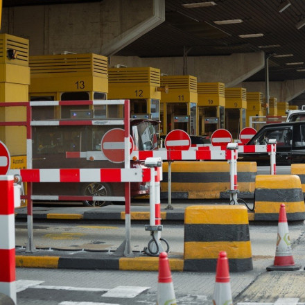 Πήγε να περάσει τα διόδια χωρίς να πληρώσει και τον χτύπησε η μπάρα [Vid]