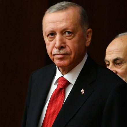 Πόλεμος στο Ισραήλ: Ο Καντέρ κατηγορεί τον Ερντογάν – «Η Χαμάς βρίσκει καταφύγιο και χρηματική υποστήριξη στην Τουρκία»