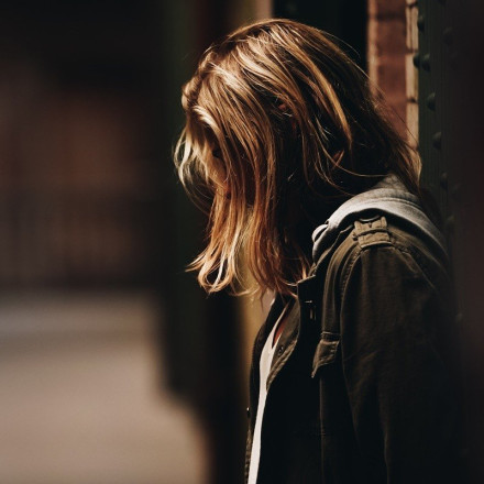 Μενίδι: 14χρονη πήγε στο αστυνομικό τμήμα με νεκρό έμβρυο σε σακούλα – Κατήγγειλε τη μητέρα της