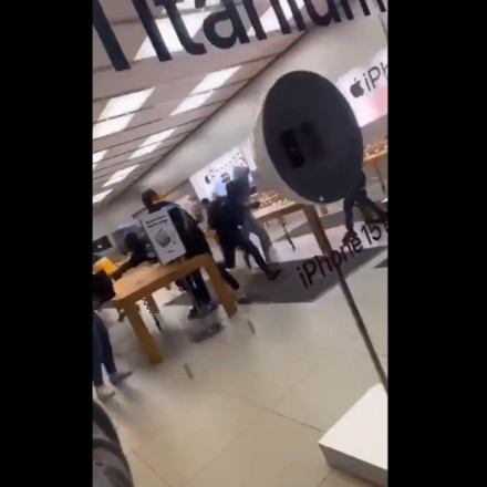 ΗΠΑ: «Πλιάτσικο» σε κατάστημα της Apple από συμμορία στη Φιλαδέλφεια – Πήραν όλα τα iPhone 15
