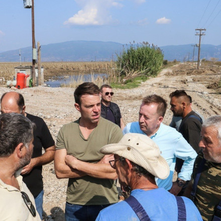 Στέφανος Κασσελάκης – Λάρισα: Αυτοψία σε Σωτήριο και Γιάννουλη – Ανέβηκε σε αγροτικό και μίλησε με πλημμυροπαθείς