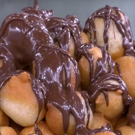 Λουκουμάδες με μέλι και σοκολάτα: Αυτά είναι τα κόλπα για να βγουν τραγανοί