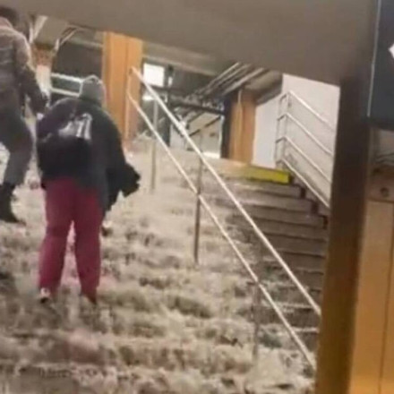 Νέα Υόρκη: «Απέραντη λίμνη» σπίτια και δρόμοι – Καταρράκτες μέσα στο Μετρό [vid]