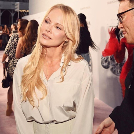 Πάμελα Άντερσον: Εντυπωσιακή και χωρίς ίχνος μακιγιάζ στην εβδομάδα μόδας του Παρισιού [pics]