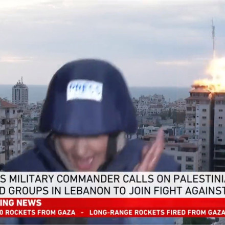 Η τρομακτική στιγμή που το Ισραήλ χτύπησε Πύργο στη Γάζα LIVE πίσω από την ρεπόρτερ του Al Jazeera