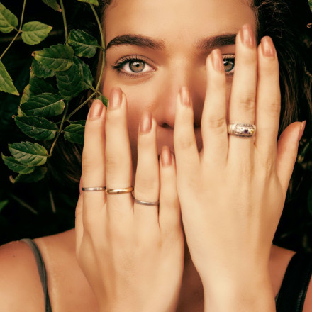 Τα νύχια μας φέτος λένε "ναι" στο μαύρο το καφέ και το all time classic μπορντώ