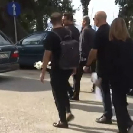 Γιώργος Αγγελόπουλος: Συντετριμμένος στην κηδεία της μητέρας του στη Σκιάθο