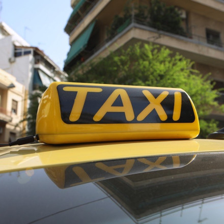 Θεσσαλονίκη: Οδηγός ταξί καταγγέλλει ότι τον μαχαίρωσε διανομέας