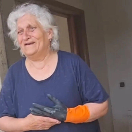 Θεσσαλία: Ραγίζει καρδιές η ιστορία της ηλικιωμένης που μεγαλώνει μόνη την εγγονούλα της μέσα στο πλημμυρισμένο σπίτι της