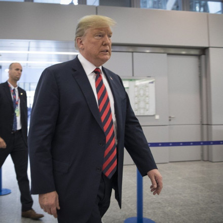 Ο Τραμπ δημοσίευσε σκίτσο που τον εμφανίζει να κάθεται στο δικαστήριο δίπλα στον Ιησού