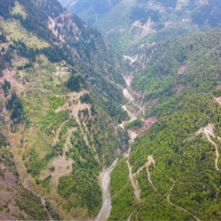 Τρίδενδρο, το υπέροχο χωριό στο χείλος του γκρεμού με θέα στον Αγραφιώτη