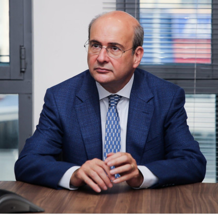 Χατζηδάκης: Επιδιώκουμε πιο δίκαιη φορολόγηση των ελεύθερων επαγγελματιών