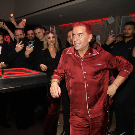 Γιώργος Μαζωνάκης: Γενέθλια και απονομή στο κόκκινο με πιτζαμάκια και πασουμάκια (φωτό)