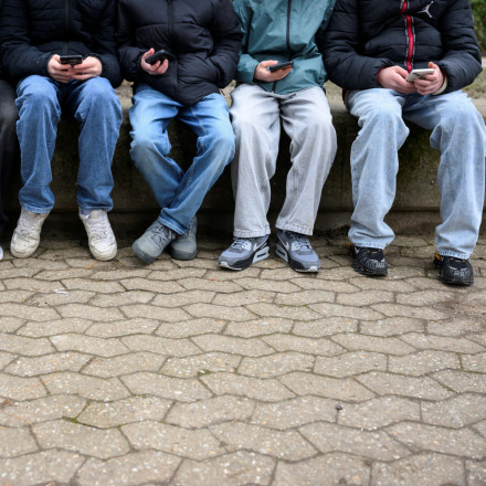 Social media: Ανακοινώνεται το «μπλόκο» στους ανήλικους