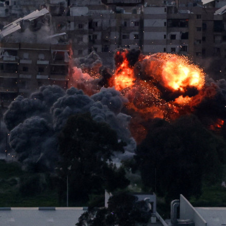 Λίβανος: Ισραηλινοί κομάντο έπεσαν με αλεξίπτωτα - Δεκάδες νεκροί από βομβαρδισμούς και πυρά