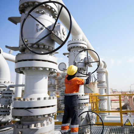 Πέφτει η τιμή του πετρελαίου μετά τις δηλώσεις Τραμπ - Σκέψεις για άρση κάποιων κυρώσεων στη Ρωσία