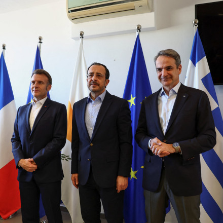 Η ανάρτηση Μακρόν στα ελληνικά μετά τη συνάντηση με Μητσοτάκη και Χριστοδουλίδη