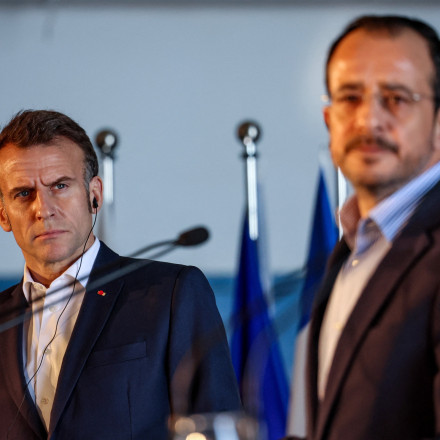 «Η αγκαλιά που ντρόπιασε τον Στάρμερ» - Καυστικός ο βρετανικός Τύπος για Μακρόν- Χριστοδουλίδη