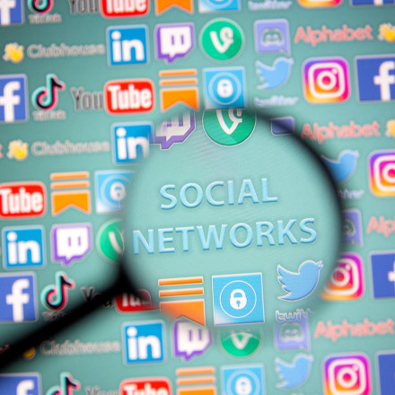 Social media και ανήλικοι: Το αυστραλιανό μοντέλο και οι νομικές δυσκολίες