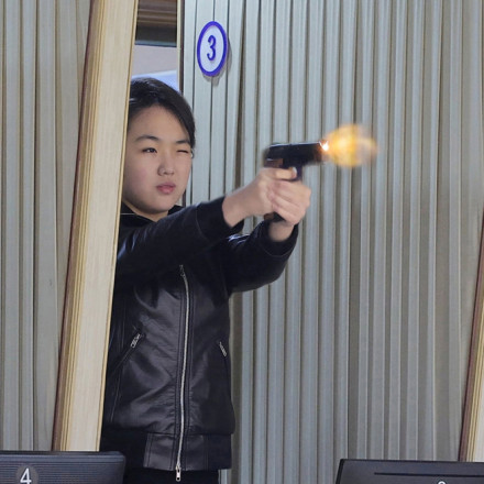 Ετοιμοπόλεμη η κόρη του Κιμ Γιονγκ Ουν: Πυροβολεί με πιστόλι μαζί με τον πατέρα της