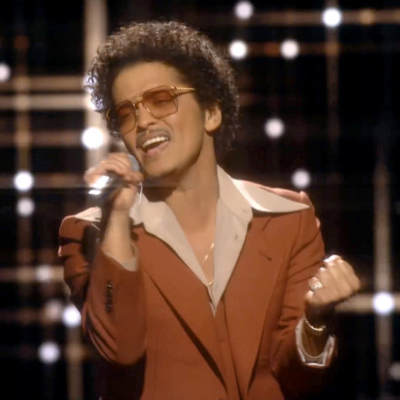 Bruno Mars: Ιστορική επιστροφή στην κορυφή του Billboard 200 μετά από 13 χρόνια