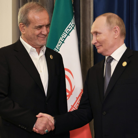 Πόλεμος στη Μέση Ανατολή: Ο Πούτιν μίλησε με Πεζεσκιάν και ζήτησε «ταχεία αποκλιμάκωση»