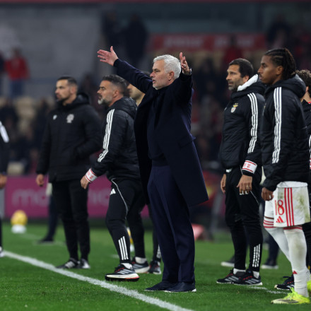 Χάος στο Μπενφίκα - Πόρτο: Αποβολή Μουρίνιο, ένταση στους πάγκους και φωτιά στην εξέδρα (vids)