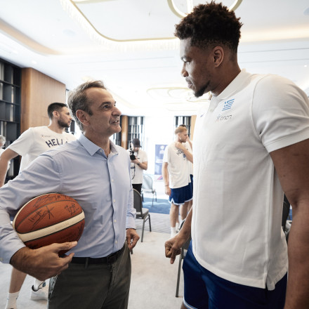 Μητσοτάκης σε Αντετοκούνμπο για Ευρωπαϊκό Τάγμα Αξίας: «Μια από τις πιο επιδραστικές προσωπικότητες»