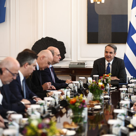 Στις συμπληγάδες πολέμου και ΟΠΕΚΕΠΕ ο ανασχηματισμός