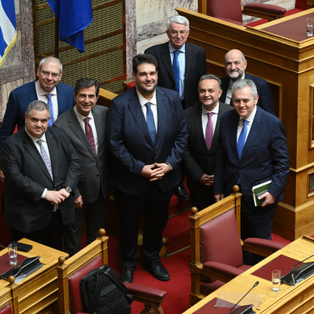 Απόδημοι: «Πέρασε» οριακά η επιστολική - Από τις μεθεπόμενες εκλογές η τριεδρική περιφέρεια