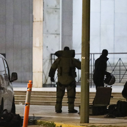 Προφυλακίζεται ο Σουδανός που απειλούσε με χειροβομβίδες έξω από τη ΓΑΔΑ