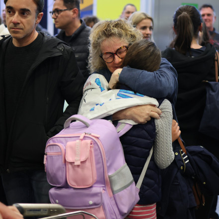 Επιστροφή Ελλήνων από το Ντουμπάι: Συγκίνηση και ανακούφιση στο «Ελ. Βενιζέλος» μετά τον εγκλωβισμό λόγω πολέμου