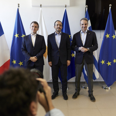 Στην Κύπρο ο Κυριάκος Μητσοτάκης: Ολοκληρώθηκε η συνάντηση με Μακρόν, Χριστοδουλίδη