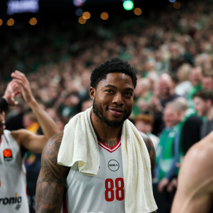 Ολυμπιακός: Ο Ταϊρίκ Τζόουνς ταξιδεύει πίσω στο χρόνο και θυμάται τα παιδικά του χρόνια