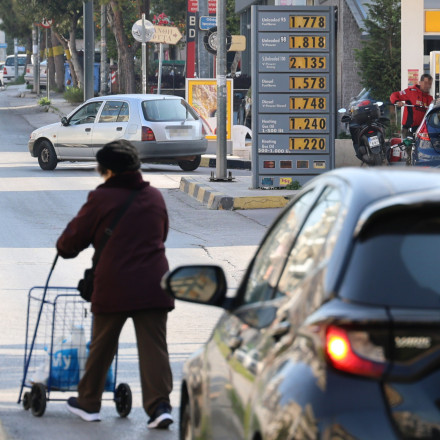 O πόλεμος στα πορτοφόλια μας:  Η κυβέρνηση ετοιμάζει 4+1 παρεμβάσεις για καύσιμα, ενέργεια και αγορά