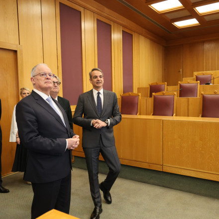 Μητσοτάκης στο ανακαινισμένο Αρσάκειο Μέγαρο του ΣτΕ: «Εμπιστευόμαστε την ελληνική Δικαιοσύνη»