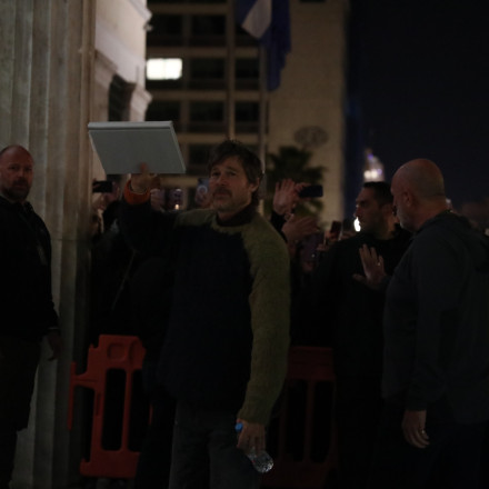 Φρενίτιδα για τον Μπραντ Πιτ- Δεκάδες θαυμαστές τον περίμεναν έξω από το δημαρχείο της Αθήνας