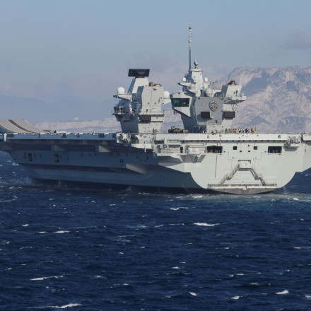 Ζεσταίνει τις μηχανές του για τη Μέση Ανατολή το βρετανικό αεροπλανοφόρο HMS Prince of Wales
