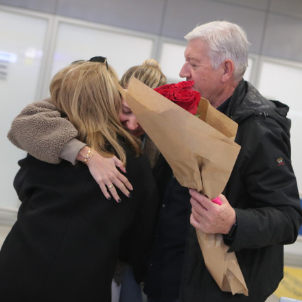 «Κουραστήκαμε να ελπίζουμε»: Επανένωση οικογένειας στο «Ελ. Βενιζέλος» μετά την περιπέτεια στα ΗΑΕ