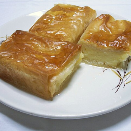 Κερατσίνι: Διέρρηξαν φούρνο, βρήκαν το ταμείο άδειο και έφυγαν με τα... γαλακτομπούρεκα