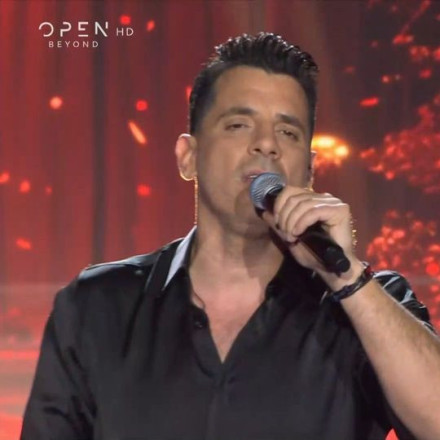 Θοδωρής Φέρρης στο J2US: Η συγκινητική στιγμή που τραγούδησε με τη μητέρα του στη σκηνή