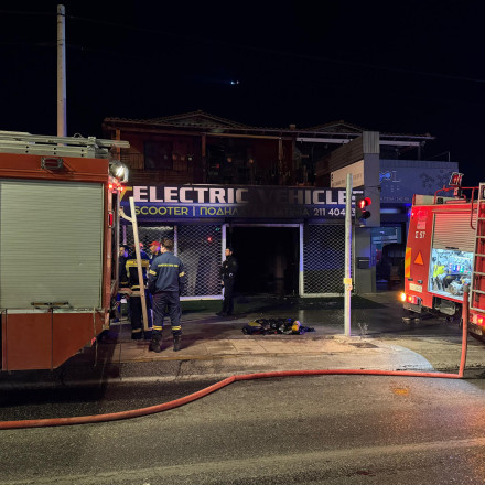 Φωτιά σε κατάστημα με ηλεκτρικά σκούτερ στη Λεωφόρο Βάρης - Κορωπίου